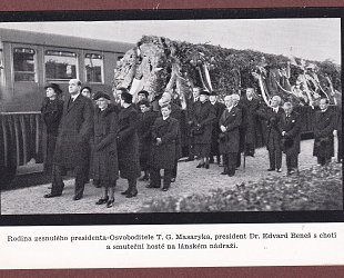 Rodina prezidenta T.G. Masaryka, prezident Dr. Edvard Beneš s chotí a smuteční hosté na lánském nádraží.