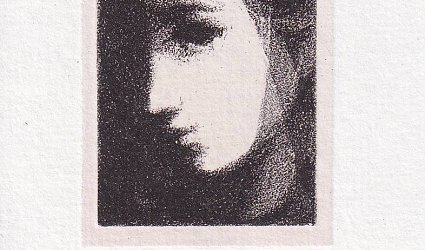 Profil dívčí hlavy s černým závojem.
