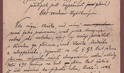 Ze soudní síně. Honzíček v chlívku.