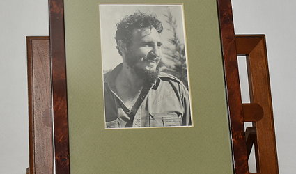 Portret Fidela Castra s podpisem.