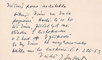 Vizitka se sdělením.