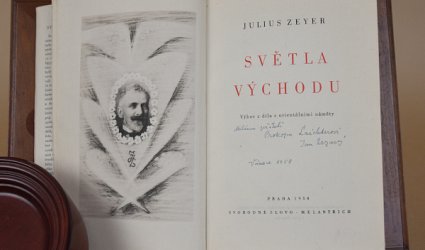 Světla východu.