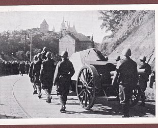 Rakev s ostatky prezidenta T.G. Masaryka na Chotkové silnici.