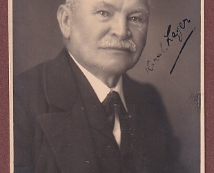 Fotopohlednice s podpisem.