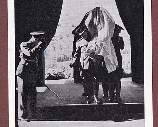 Přenášení rakve s ostatky T.G. Masaryka na lafetu děla.