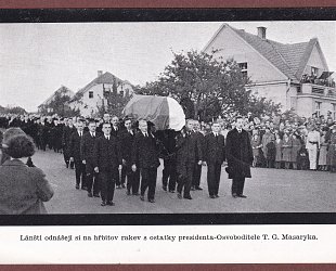 Lánští odnášejí na hřbitov rakev s ostatky T.G. Masaryka.
