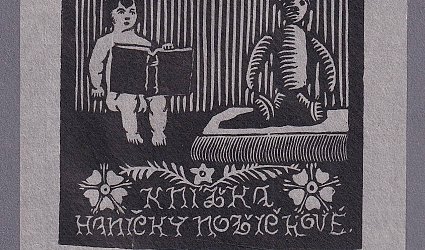 Knížka Haničky Nožičkové. Sedící děvčátko s knihou a medvídek.