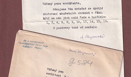 Dopis s konvolutem deseti fotografií.