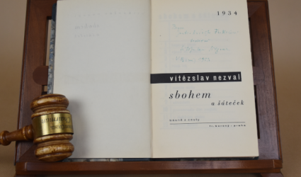 Sbohem a šáteček.